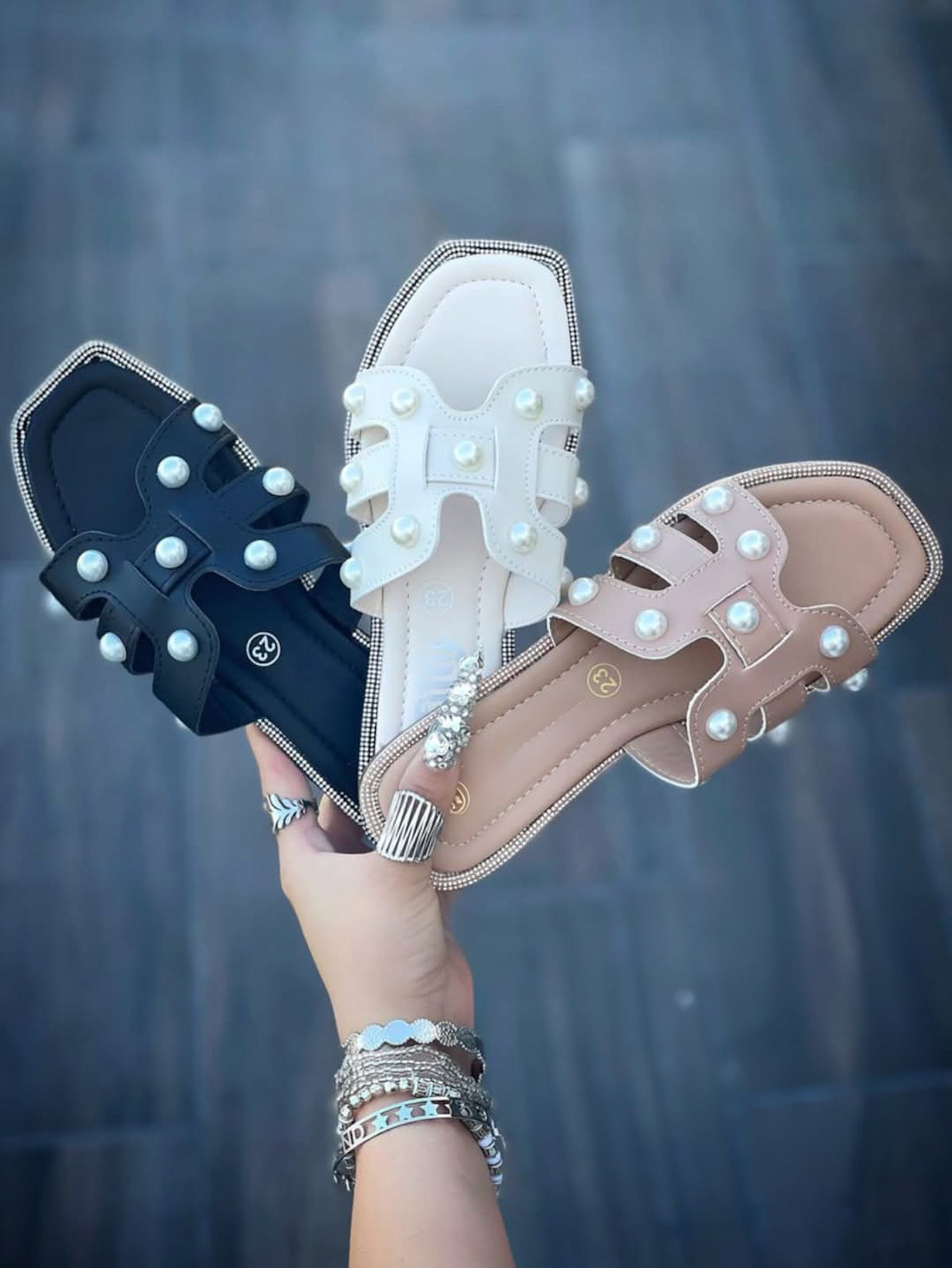 Sandalias de Piso con Aplicaciones de Perlas Modelo Perla